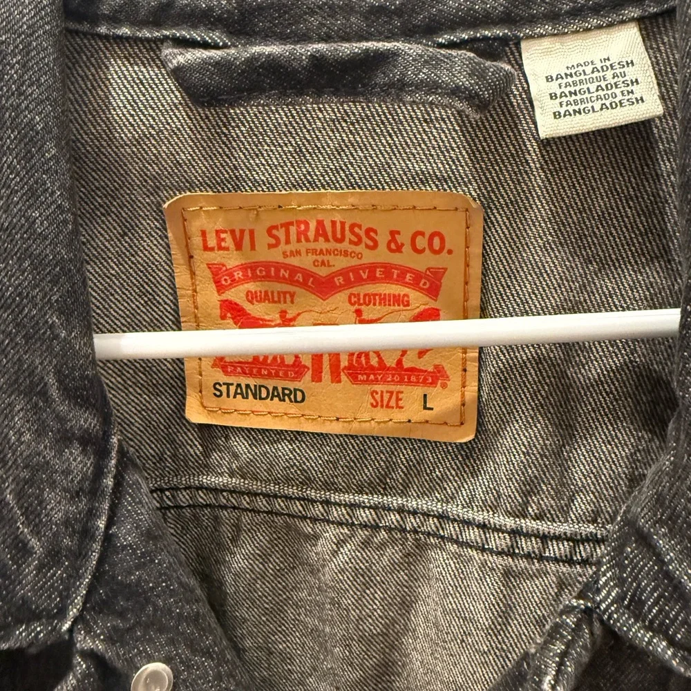 Levi's Men's Washed Black Denim Jacket - Picture 2 of 3